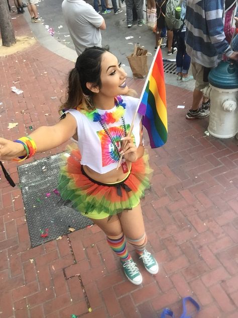 Pride Pride Outfit Ideas Plus Size, Pride Parade Outfit Ideas Women, Pride Festival Outfit Ideas, Cute Pride Outfits, Pride Outfit Ideas Women, Pride Parade Outfit Ideas, Gay Girl Outfits, Pride Parade Ideas, Pride Fits