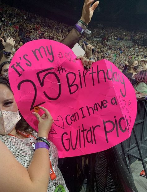 Concert Signs Ideas, Girl In Red Concert, Red Concert, Pink Sign, Concert Signs, Hslot Outfit Ideas, Harry Styles Concert Outfit, Harry Outfits, 5sos Concert