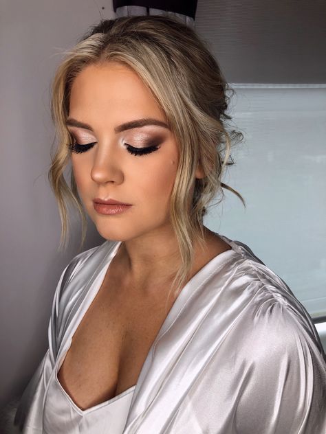 Wedding Makeup Smokey Eye Natural, Hen Do Makeup Ideas, Champagne Makeup Look Wedding, Champagne Bridesmaid Makeup, Makeup Black Dress Wedding, Bridesmaid Makeup Fall Wedding, Bridesmaid Makeup Champagne, December Wedding Makeup Brides, Bridal Makeup Champagne