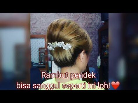 SANGGUL RAMBUT PENDEK DENGAN RAMBUT SENDIRI❤ - YouTube Sanggul Cepol, Sanggul Modern, Brides Hair, Beauty Lover, Bride Hairstyles, Easy Hairstyles, Short Hair Styles, Hair Cuts, Hairstyles