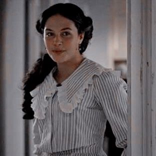 Photo of sybil crawley from downton abbey, season one. Jessica Brown Findlay Downton Abbey, Lady Sybil Crawley, Sybil Crawley Aesthetic, Sybil Downton Abbey, Sybil Branson, Downton Abbey Hairstyles, Sybil Crawley, Mina Harker, Historical Aesthetic