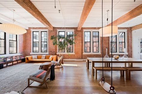 The enormous loft, which Schrager picked up for $4.26 million, is located on one of Dumbo’s best-known streets. Dumbo Loft, Ian Schrager, Apartment In Chicago, Warehouse Apartment, Brooklyn Apartment, Woodworking Table, Studio 54, Loft Apartment, Wood Beams