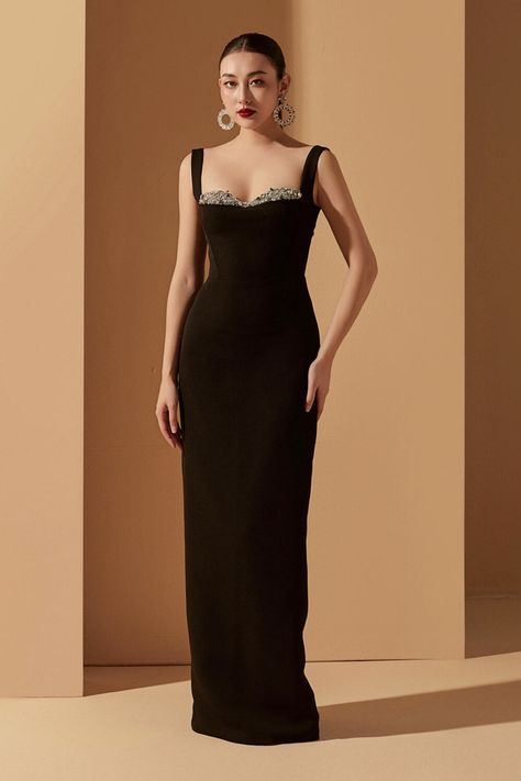 Classic Gowns Evening Elegant Dresses, Heart Shape Neckline Dress, Sleek Gown, Square Neck Dress Formal, Classy Fashion Outfits, Heart Neck Dress, Minimalist Gown, Famous Dress, Sweetheart Neckline Dress