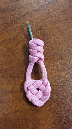 Paracord Heart Keychain, Paracord Heart, Paracord Designs, Celtic Heart Knot, Paracord Projects Diy, Paracord Bracelet Patterns, Paracord Armband, Spool Knitting, Knotted Bracelet