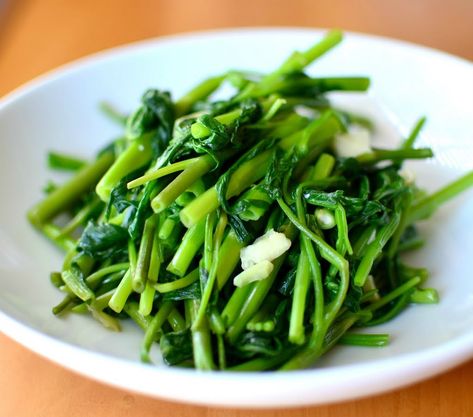 In Season: 5 Chinese Vegetables That You Should Be Eating Right Now Water Spinach Recipe, Winter Melon Soup, Fried Spinach, Cooking Chinese Food, Water Spinach, Chinese Vegetables, Spinach Recipe, Rose Recipes, Eating Right