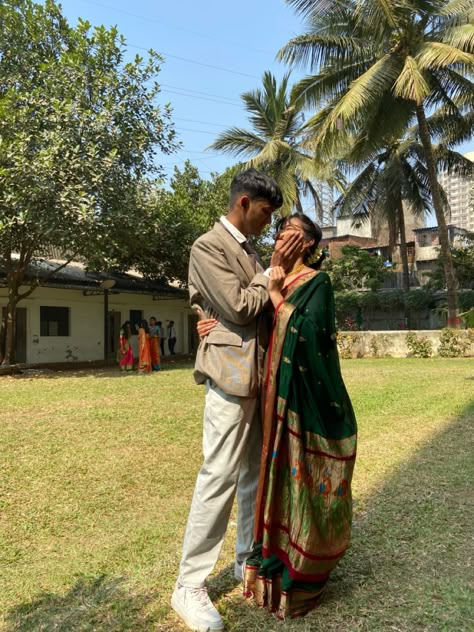 Traditional Poses With Boyfriend, Couple Pic Traditional, Couple Pose In Saree For Photoshoot, Photo Pose With Boyfriend, Poses With Boyfriend In Traditional, Farewell Poses With Boyfriend In Saree, Couple Photo Poses In Saree, Navratri Couple Pose, Saree Poses With Boyfriend