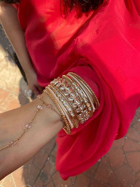 Bangles With Saree, Bangles Aesthetic, Desi Aesthetics, Bridal Jewellery Inspiration, Indian Bride Outfits, Eid Outfit, Pakistani Wedding Outfits, Glass Bangles, Desi Aesthetic