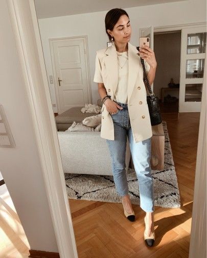 Tan Sleeveless Blazer Outfit, How To Style Sleeveless Blazer Long Vests, Cream Sleeveless Blazer Outfit, Sleeveless Blazer Styling, Cream Long Vest Outfit, Beige Long Vest Outfit, How To Style Sleeveless Blazer, Long Waistcoat Outfit Women, Creme Vest Outfit