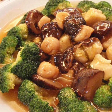 A very popular easy dish prepared from stir frying broccoli with dried mushrooms and scallops. Stir-fry broccoli with dried mushrooms and seared scallops is a popular dish on the menu during family gatherings and especially Chinese New Year as it symbolizes prosperity and the blossoming of new beginnings. Chinese Scallop Recipes, Scallop Stir Fry Recipes, Scallops And Mushrooms Recipe, Scallop Stir Fry, Broccoli With Mushrooms, Easy Mushroom Recipes, Chinese Mushrooms, Fresh Scallops, Dried Scallops