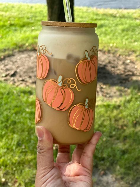 Pumpkin Glass, Beer Can Glass, Iced Coffee Glass Can, Personalized Cup with Lid and Straw, Frosted Glass, Personalized Gifts, Gifts for her Includes Lid and Straw.  This beautiful beer can glass is great for your favorite cold drink. It can be personalized with a name at no extra cost just add it to the notes at checkout. Perfect gift for yourself, your friends, your family, or your loved ones on Birthdays, Mother's Day, Father's Day, Christmas, weddings, Bridesmaids.... and any special occasion Cute Iced Coffee Cups, Cold Cups, Cricut Glass Cups, Glass Tumbler Design, Cute Coffee Cups, Pretty Cups, Iced Coffee Cup, Pretty Drinks, Autumn Coffee