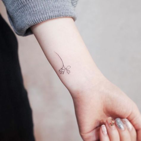 10+ Tiny Discreet Tattoos For People Who Love Minimalism By Witty Button Tiny Rose Tattoo, Discreet Tattoos For Women, Rose Tattoo Ideas, Inner Arm Tattoos, Iris Tattoo, Small Quote Tattoos, Small Rose Tattoo, Chic Tattoo, Small Tattoos Simple