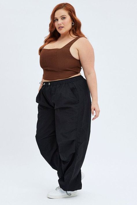 Baggy Cargo Pants Plus Size, Black Cargo Pants Plus Size, Plus Size Baggy Pants, Plus Size Cargo Pants Outfit, Cargo Pants Outfit Plus Size, Black Parachute Pants Outfit, Satin Cargo Pants Outfit, Big Pants Outfit, Cargo Pants Plus Size