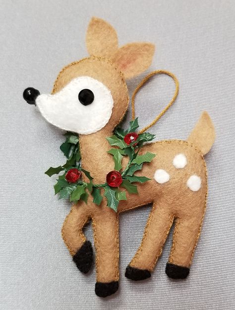 Felt Reindeer Ornaments, Felt Deer Pattern, Felt Deer, Christmas Deer Decorations, Felt Reindeer, Hanging Christmas Ornaments, Sewn Christmas Ornaments, Felt Christmas Tree Decorations, Ornaments For Christmas Tree