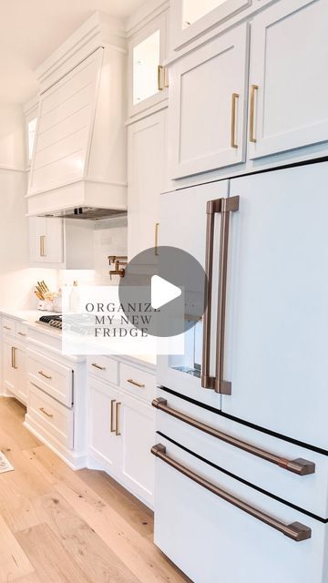 Sierra Honeycutt | Content Creator on Instagram: "Convince me a snack drawer on a fridge isnt a game changer with kids 😍 Comment “ Golden Days “ for the links to everything I used to organize in this video + the fridge model sent straight to your DM’s 💌 Organizing things can also be found on my Amazon Storefront 💕 #newfridge #fridgeorganization #organizingmyfridge #fridgegoals #cafefridge #amazonorganization #amazonfridgeorganization" Cafe Refrigerator Organization, Fridge Next To Door, Cafe Fridge Organization, Refrigerator Drawer Organization, Ge Cafe Fridge Organization, Bespoke Fridge Organization, Fridge Snack Drawer Organization, Kids Snack Drawer In Fridge, Kitchen Ideas Fridge