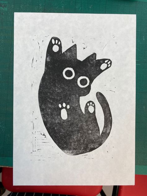 Lino Art Animal, Simple Woodcut Designs, Lino Print Beginners, Carving Stamps Ideas, Lino Print Animals, Lino Print Fabric, Lino Print Cat, Linocut Prints Easy, Penguin Linocut