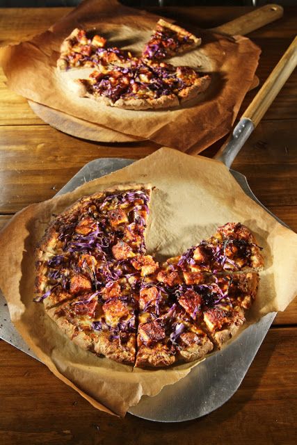 The Chubby Vegetarian: BBQ Tofu Pizza Tofu Pizza, Chipotle Tofu, Vegan Bbq Recipes, Vegetarian Grilling, Vegetarian Bbq, Vegetarian Mains, Bbq Tofu, Bbq Pizza, Meatless Monday Recipes