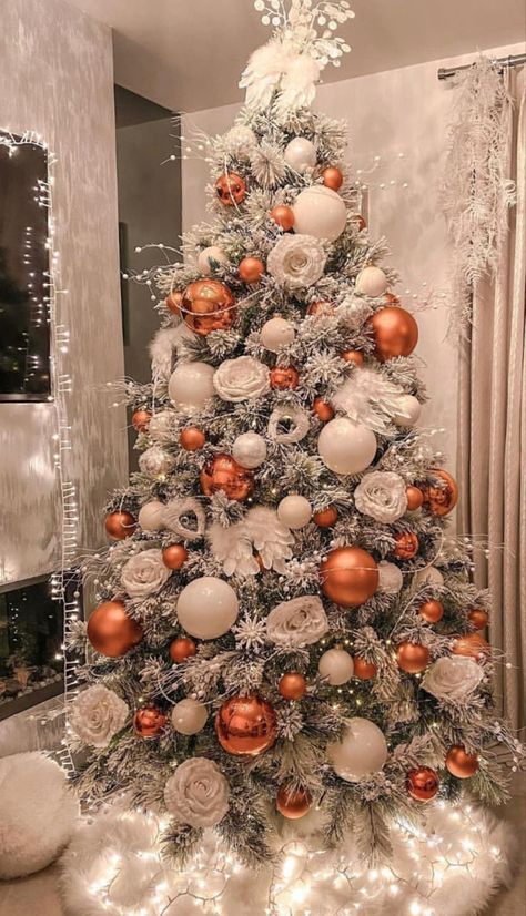 Orange Christmas Decor, Orange Christmas Tree, Diy Natal, Purple Christmas Tree, Copper Christmas, Pretty Christmas Decorations, Christmas Tree Decorating Themes, Orange Christmas, Modern Christmas Tree