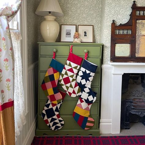 Quilted Christmas Stockings Ideas, Patchwork Stocking, Quilt Stocking, Quilted Stocking, Victorian Quilts, Kate Owen, Craft Factory, Diy Stockings, Quilted Christmas Stockings