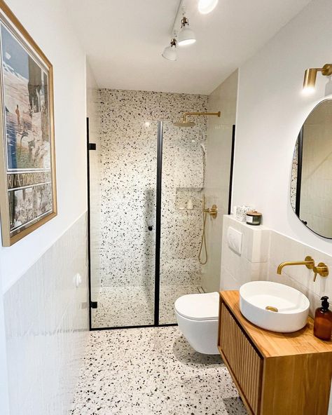 Toilet Design Terrazzo, Terrazo In Bathroom, Terazzo Floor Interior Bathroom, Terrazzo Toilet Design, Bathroom With Terrazzo Floor, Terrazo Floor Bathrooms, Terazzo Bathroom Floors, Terrazo Bathroom Interior Design, Terrazo Bathroom Flooring