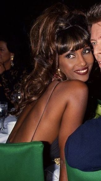 Iman 70s, Iman Makeup, Iman Abdulmajid, Supermodel Iman, Strap Blouse, Hollywood Girls, Natural Hair Styles Easy, Retro Women, Carrie Bradshaw