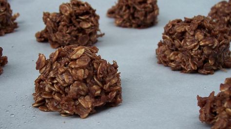 This easy, no-bake cookie recipe requires just sugar, butter, milk, cocoa, oatmeal, and vanilla for a quick treat. Cocoa Oatmeal, Preacher Cookies, Christmas Bars, Healthy No Bake Cookies, Bake Oatmeal, Easy No Bake Cookies, Baking List, Chocolate Oatmeal Cookies, Peanut Butter No Bake