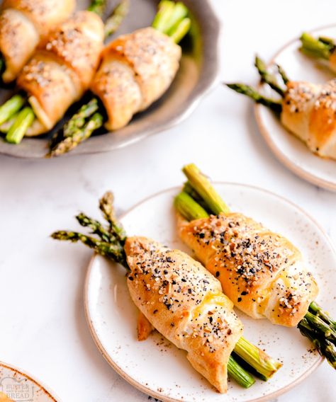 Crescent Roll Wrapped Asparagus, Crescent Roll Asparagus, Veggie Crescent Rolls, Asparagus Crescent Rolls, Asparagus Appetizer Recipes, Asparagus Appetizer, Asparagus Roasted, Cheesy Asparagus, Thanksgiving Apps