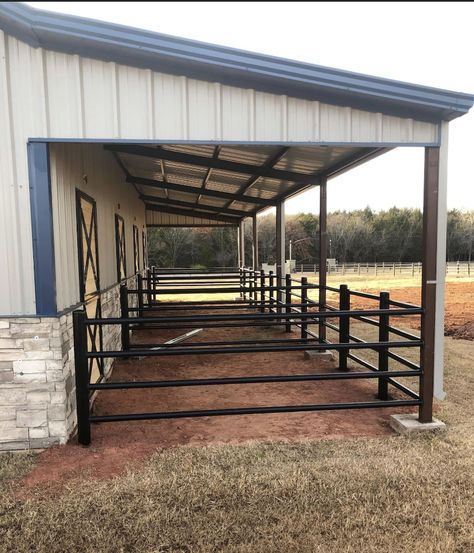 Mexican Horse Stables, Run In Shed With Tack Room, Horse Stall Runs, Horse Paddock Ideas Layout, Shop With Horse Stalls, Horse Stalls With Runs, Small Horse Pasture Ideas, Homemade Horse Stalls, Small Stables Design