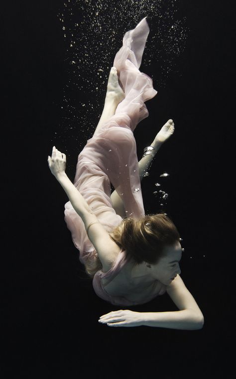 Underwater photography by Nadia Moro. Underwater Fashion Photography, Underwater Shoot, Underwater Portrait, Bawah Air, Water Nymphs, Underwater Art, Underwater Photos, Glamour Shots, Water Photography