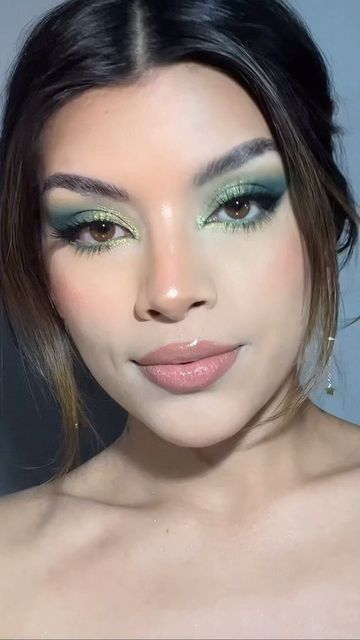 Green Eyeshadow Looks Hooded Eyes, Makeup Looks With Green Eyeshadow, Green Highlighter Makeup, Smoky Green Eyeshadow Looks, Blue Green Eyeshadow Looks, Sage Green Eyeshadow Looks, Black And Green Eyeshadow, Blue And Green Makeup Looks, Blue And Green Eyeshadow Looks