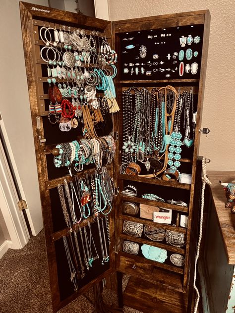 Western Jewelry Wall Hanger, Western Jewelry Holder Rustic, Western Jewelry Box Ideas, Jewelry Organizer Western, Western Makeup Room Ideas, Western Jewelry Organization, Western Jewelry Cabinet, Diy Western Bedroom Decor Ideas, Turquoise Jewelry Display