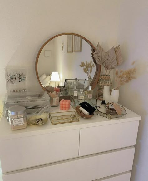 Aesthetic Round Mirror, Makeup Bathroom, Dresser Decor Bedroom, Pinterest Room Decor, Redecorate Bedroom, Cozy Room Decor, Pretty Room, Dream Room Inspiration, Room Makeover Bedroom