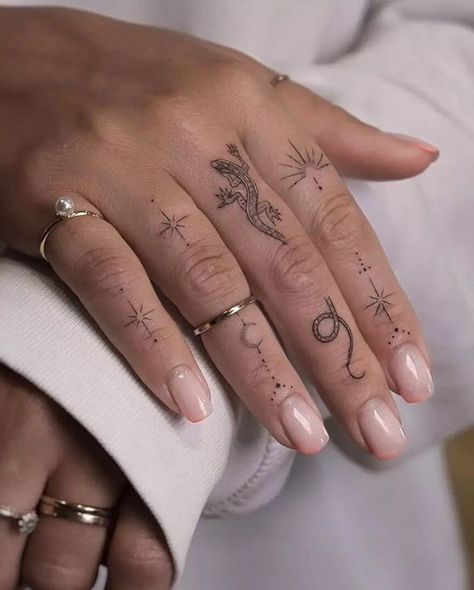 Hand Tattoos Pictures, Tattoo Main, Small Finger Tattoos, Tato Henna, Hand And Finger Tattoos, Finger Tattoo Designs, Tattoos For Black Skin, Hand Tattoos For Women, Small Hand Tattoos