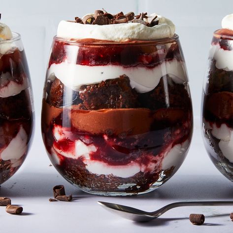 Chocolate Cherry Trifle, White Christmas Dinner, Mini Trifles, Black Forest Trifle, Cherry Trifle, Trifle Bowl Recipes, Mini Trifle, Cheese Ball Bites, Christmas Trifle