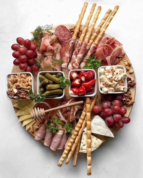 Decorações Com Comidas, Charcuterie Inspiration, Snack Board, Party Food Platters, Charcuterie And Cheese Board, Charcuterie Recipes, God Mat, Party Food Appetizers, Food Platters