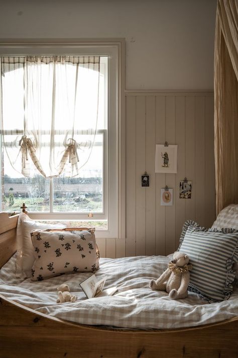 New England Farmhouse Bedroom, French Country Kids Bedroom, Kids Bedroom Small Space, Classic Kids Bedroom, Farmhouse Kids Bedroom, Vintage Toddler Rooms, Vintage Girls Rooms, Cottage Nursery, Vintage Kids Room