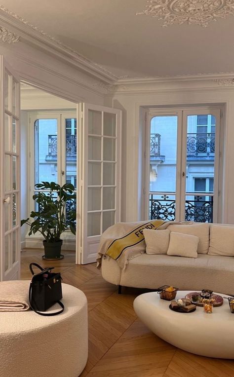 French Appartement Parisian Apartment, Modern Parisian Living Room Apartment, Parisian House Style, Paris Style Home Interior Design, Parisian House Aesthetic, Paris Apartment Aesthetic Interior, French Modern Apartment Interior Design, Nyc Apartment West Village, Interior Parisian Style