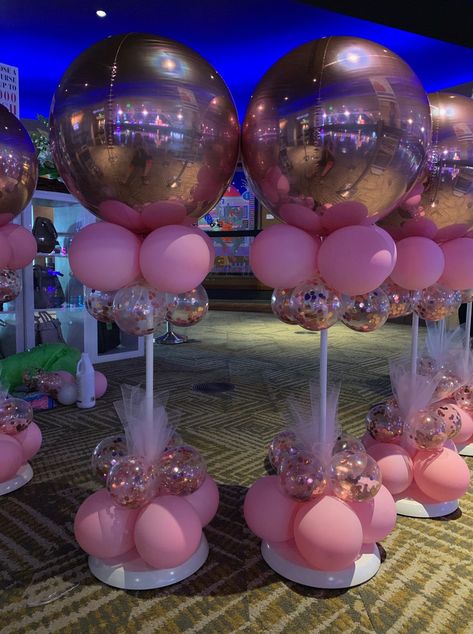 Pink Party Centerpiece Ideas, Ballon Center Piece Decorations, Rose Gold Balloon Table Centerpieces, Unique Balloon Decorations, Balloon Centerpieces Baby Shower Girl, Table Balloon Decorations, Pink And Black Balloon Centerpieces, Pink Balloon Table Centerpieces, Pink Ans Gold Baloons