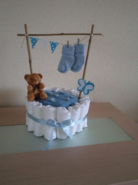 Diy Baby Boy Gifts, Pampers Cake, Creative Baby Shower Gifts, Baby Gift Wrapping, Me Wallpaper, Diy Diaper Cake, Baby Shower Gift Box, Diaper Gifts, Idee Babyshower