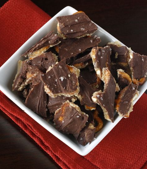 Soda Cracker Candy, Matzo Crunch, Homemade Soda Crackers, Salted Caramel Pretzel Bark, Caramel Pretzel Bark, Easy Toffee, Pretzel Bark, Salted Caramel Pretzels, Soda Crackers