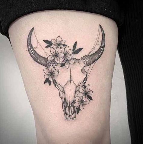 Taurus skull tattoo by @dollheart.tattoos Bull Skull Tattoo, Cow Skull Tattoos, Tattoo Main, Deer Skull Tattoos, Skull Tattoo Designs, Bull Skull Tattoos, Skull Tattoo Flowers, Bull Tattoo, Cowgirl Tattoos