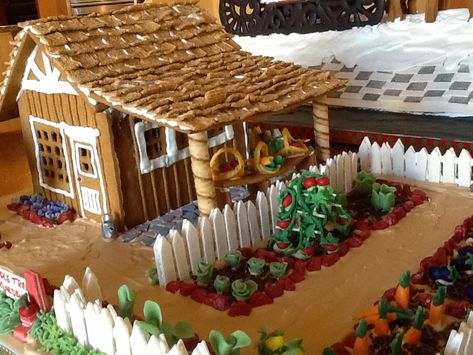 Creative Ginger Bread Houses, Gingerbread Landscape Ideas, Gingerbread Garden, Gingerbread House Garden, Farm Gingerbread House Ideas, Country Gingerbread House, Gingerbread Farm, Gingerbread House Farm, Farm Gingerbread House