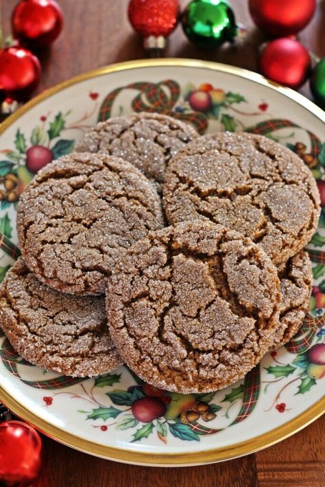 Pinch of Cayenne Chewy Gingerbread Cookies - Jam Hands Spicy Gingerbread Cookies, Gingersnap Cookies Chewy, Spicy Gingerbread, Ginger Snap Cookies Recipe, Infused Treats, Molasses Recipes, Chewy Gingerbread Cookies, Cookies Party, Ginger Bread Cookies Recipe