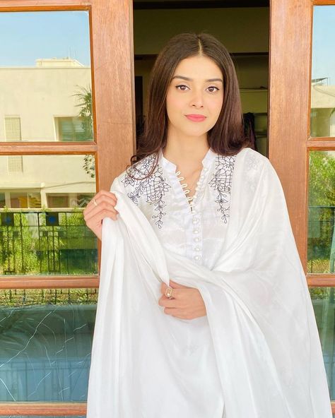 Zainab Shabbir, Urdu Poetry Ghazal, Pak Actress, Kinza Hashmi, Urdu Novel, Suit Collection, Poses Women, Hand Pictures, Crazy Girl Quotes