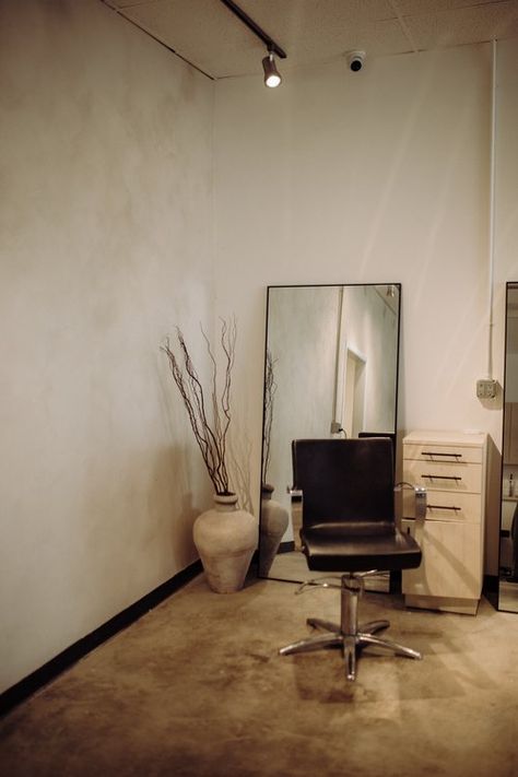 Minimalist Salon Suite, Small Hair Studio, Salon Owner Aesthetic, Small Hair Salon Interior Design, Salon Suite Decor Small Spaces, Aesthetic Hair Salon, Hair Salon Photoshoot, Small Salon Suite Ideas, Hair Salon Aesthetic