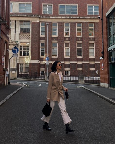 Michelle Lin Michelle Lin, Content Ideas, On Tumblr, Tory Burch, Trench Coat, Siding, Walking, Street Style, Lifestyle