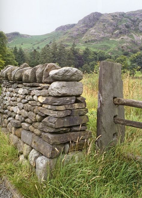 stone fence post and freestanding field stone wall: Freestanding Fence, Fieldstone Wall, Field Stone Wall, Backyard Stone, Stone Fence, Country Fences, Rock Walls, Gate Post, Dry Stone Wall