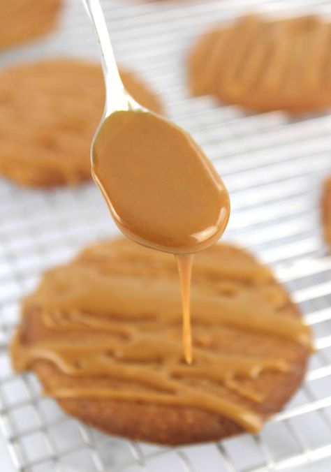 Keto Salted Caramel Cookies These super-easy, chewy, caramel Keto cookies are finished off with a generous drizzle of a decadent salted caramel glaze. #ketocookies #ketocaramel #lowcarbcookies Salted Caramel Glaze, Keto Salted Caramel, Lchf Dessert, Chewy Caramel, Salted Caramel Cookies, Bariatric Friendly Recipes, Keto Cookie Recipes, Caramel Glaze, Low Carb Cookies