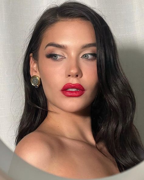 Amanda Steele on Instagram: “wearing the new @NovaBeauty by @FashionNova⚡️💋⚡️ Moisturizing. Easy to use. Affordable. Comes in all the shades you’re looking for. My new …” Vintage Makeup Looks, Amanda Steele, Purse Essentials, Lip Beauty, Cream Lipstick, Vintage Makeup, The Best Is Yet To Come, Dramatic Look, Influencers Fashion