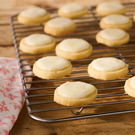 lemon meltaways recipe Lemon Meltaway Cookies, Lemon Meltaways, Lemon Juice Recipes, Meltaway Cookies, Lemon Treats, Lemon Crinkle Cookies, Chocolate Sugar Cookies, Soft Sugar, Baking Recipes Cookies