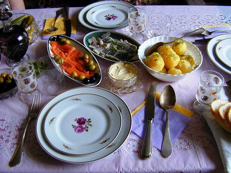 Russian table setting Russian Table Setting, Home Table Setting, Russian Breakfast, Russia Food, European Breakfast, Turkish Village, Russian Dishes, Fancy Food, European Food